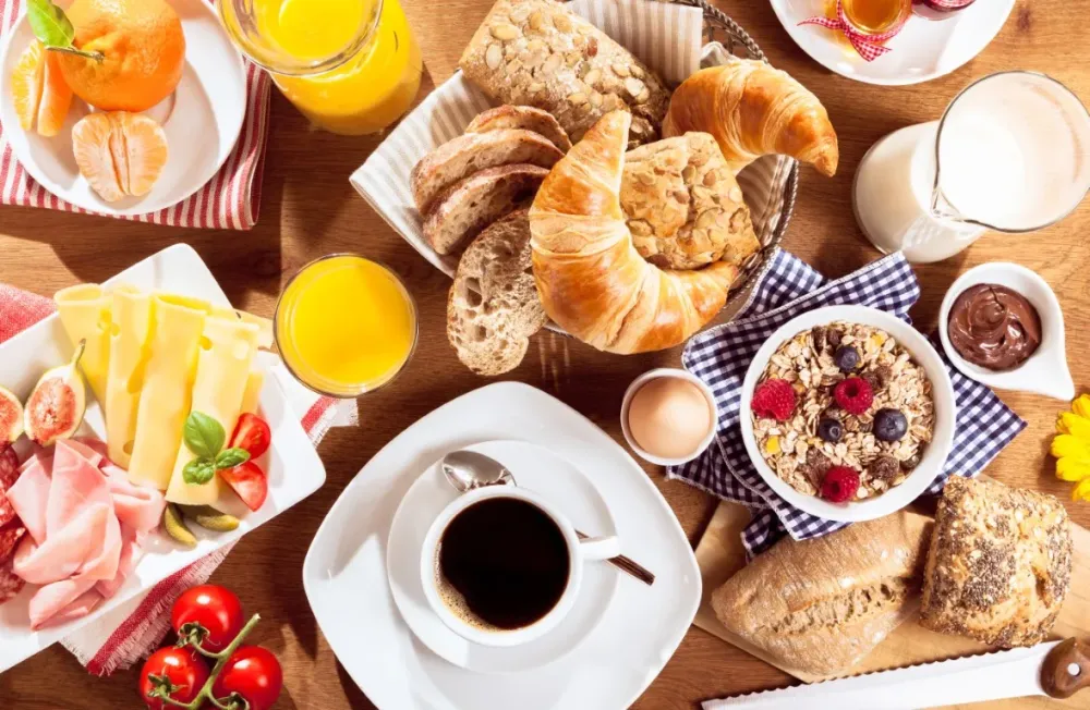 Petit déjeuner table croissantwebp